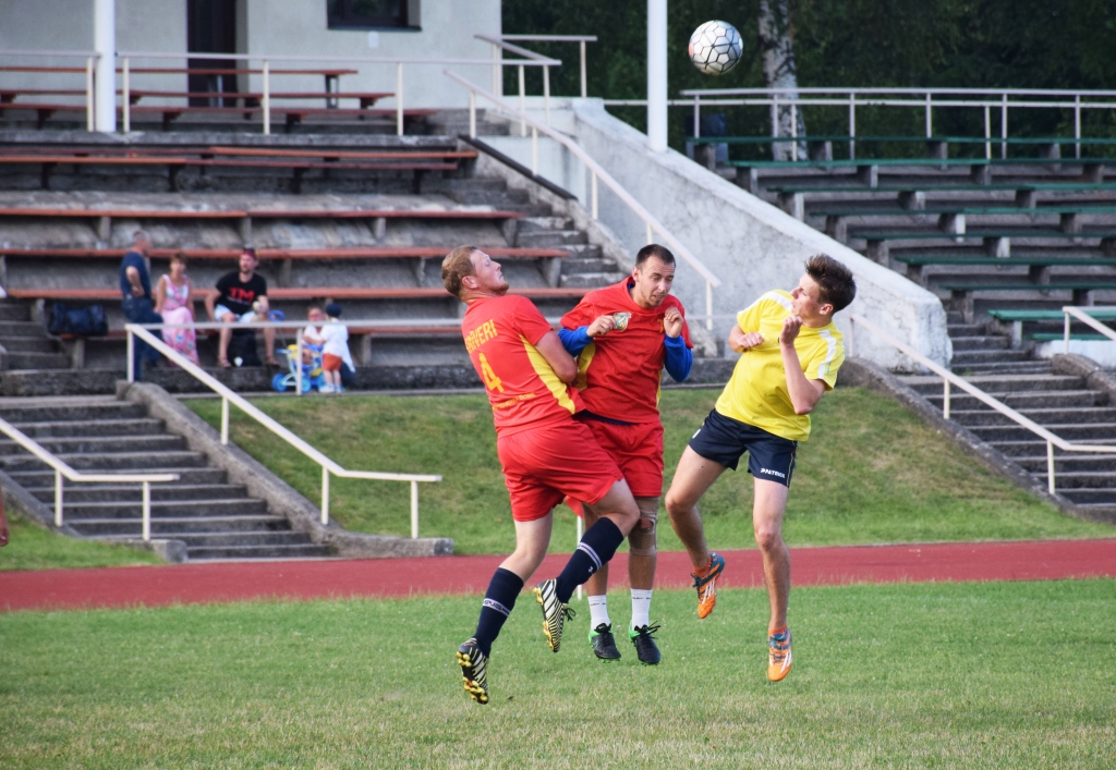 Tā var dabūt zilu aci! Čempionāta līdervienību mačā spēlētāji par visām varītēm cīnījās par bumbu, nesaudzējot sevi.
Autors: Viesturs Kaktiņš