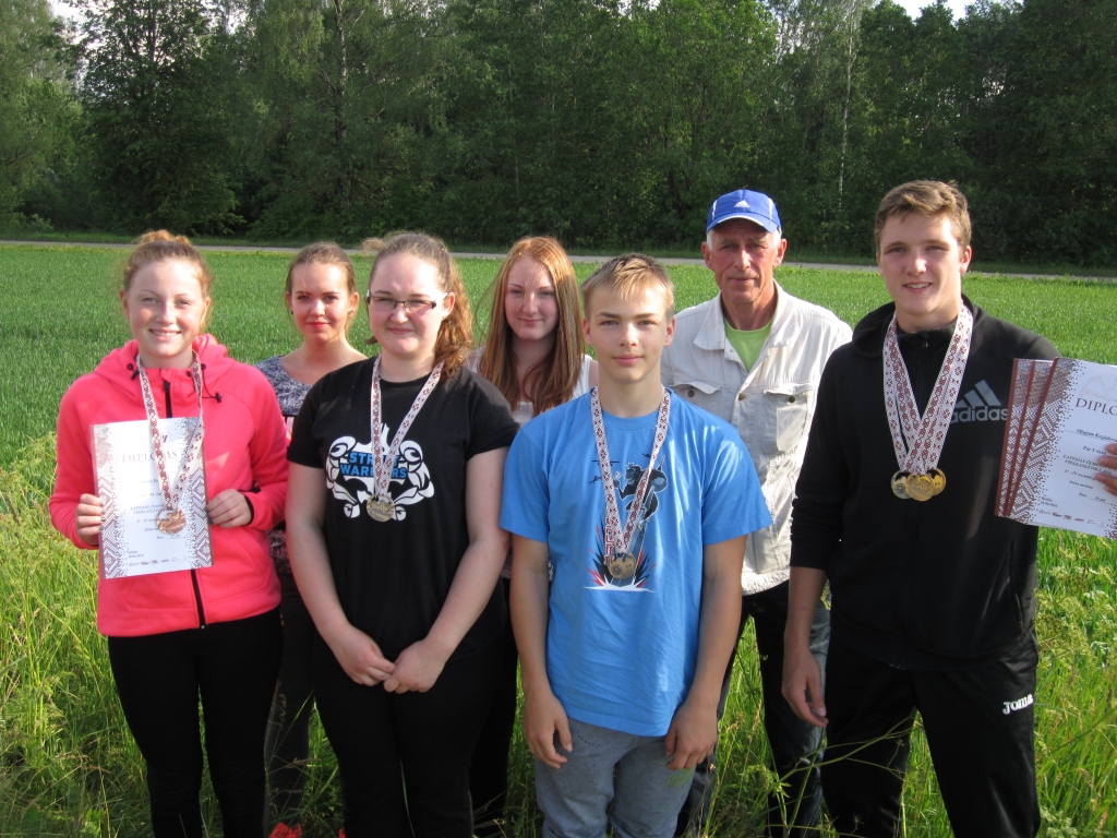 Aizkraukles sporta skolas audzēkņi — medaļu ieguvēji ar treneri Zigurdu Karolu (otrais no labās).       

Autors: no Aizkraukles novada sporta skolas