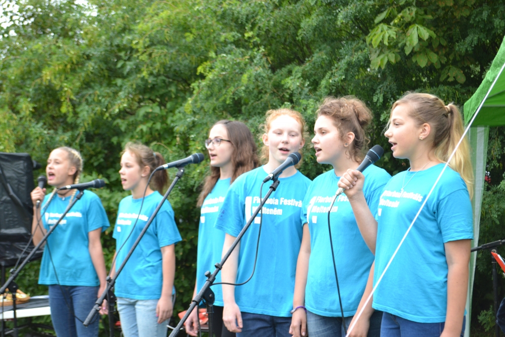 MEITEŅU KOMANDA “Mežakaķi” savu nosaukumu izvēlējās saistībā ar atrašanās vietu — Daudzeses pamatskola ir teju vai mežā. Meitenes ir aktīvas pagasta sabiedriskās dzīves atbalstītājas un sastopamas daudzos kultūras pasākumos.                                                                                                                    
Autors: no “Staburaga” arhīva