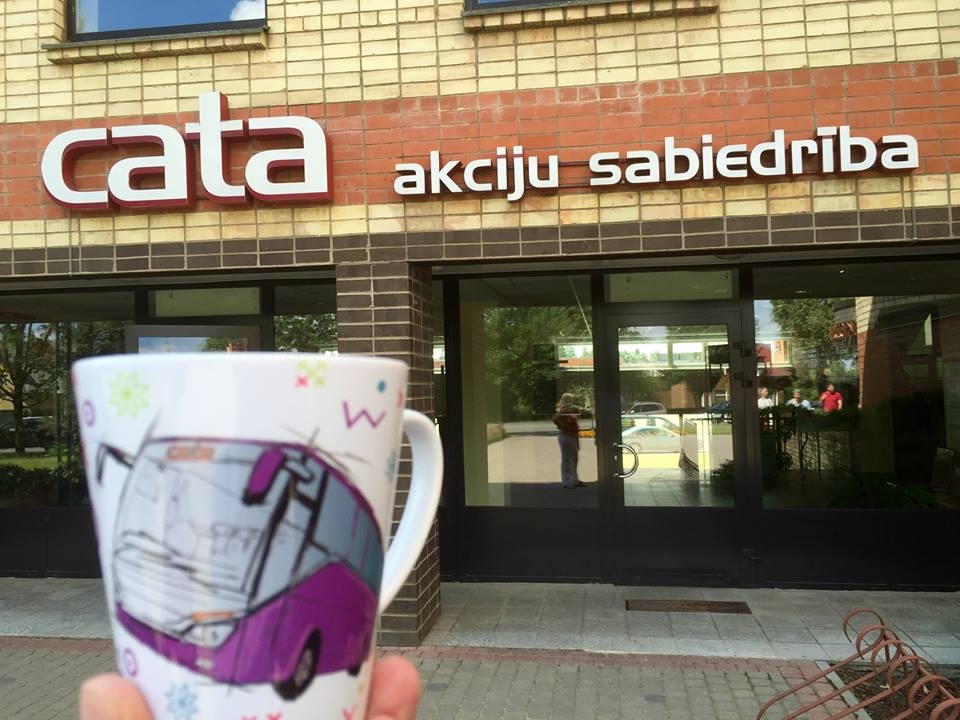 AS “CATA” uzraksts tagad ir uz bijušā “Aizkraukles ATU” autobusiem, savukārt autobusa attēls rotā viesiem un sadarbības partneriem dāvinātās krūzītes.
Autors: Leons Līdums