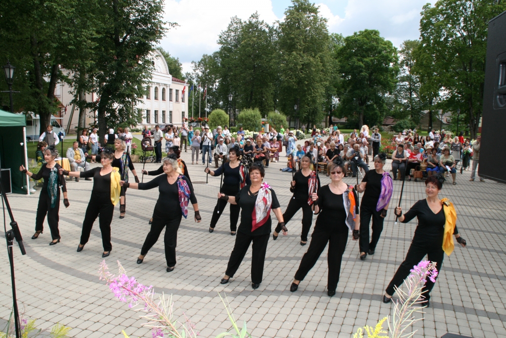 DEJO mazi un lieli, jauni un vecāki, ielīksmojot ikvienu svētku viesi.  	
Autors: Edvīns Boķis