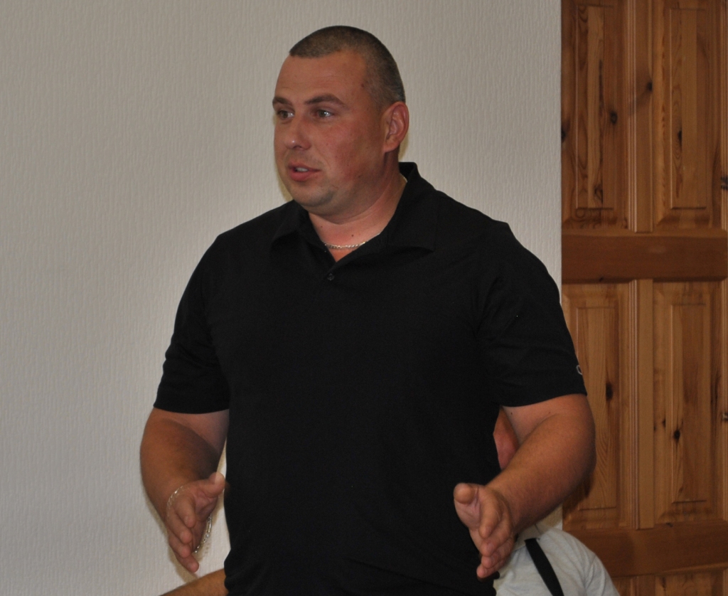 Loms jāuzskaita. “Visiem makšķerniekiem uzreiz pēc zivs noķeršanas loms jāreģistrē licences otrajā pusē pēc norādītās formas — zivs suga, skaits un svars. Izmantotās licences būs jānodod kādā no to iegādes vietām vai pa pastu jānosūta mums uz Ķegumu,” stāsta biedrības “Vides Aizsardzības Asociācija” pārstāvis Kaspars Znotiņš.
Autors: Guna Mikasenoka