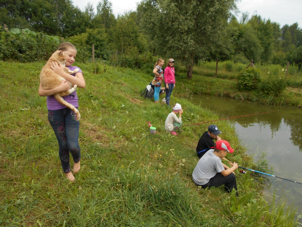 AR AIZRAUTĪBU. Vairāk nekā trīs stundas bērniem paskrēja nemanot, makšķerējot zivis, un šajā nodarbē piedalījās arī daži tēvi. 


Autors: Gunta Grandāne