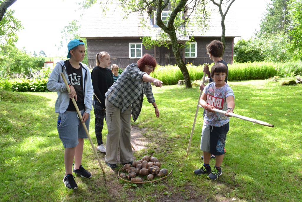 Visi “rukši” jāsamet pretinieka vārtos! Muzeja krājumu glabātāja Ilzīte Ozoliņa ierāda spēles “Rukšu dzīšana” noteikumus.
Autors: Imants Kaziļuns