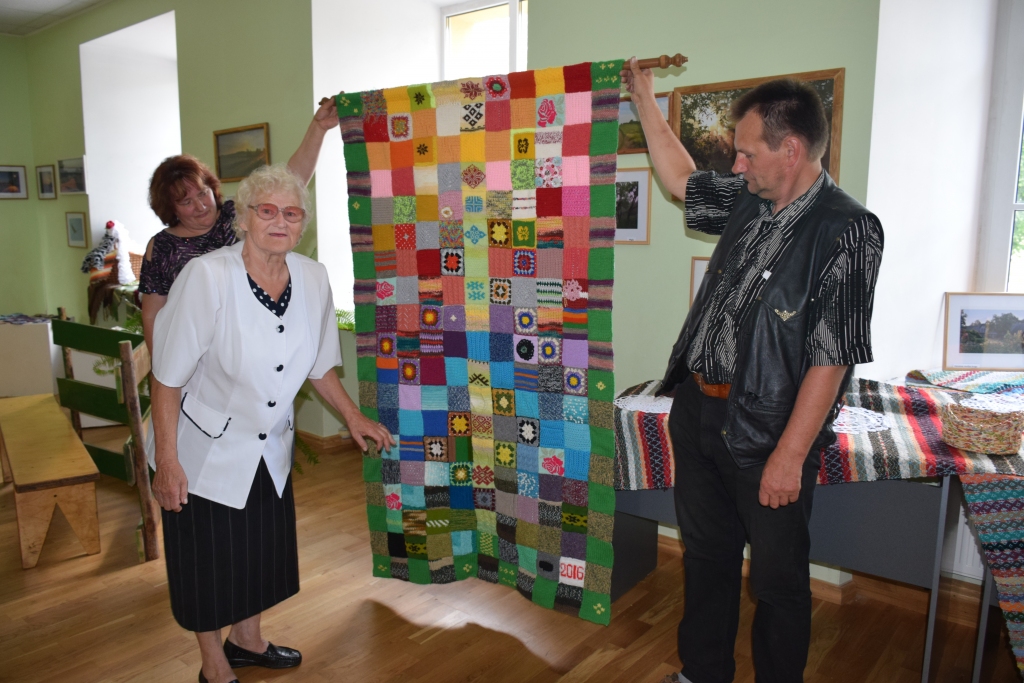 PALIKS VĒSTUREI. Par godu svētkiem veidotajā segā ir arī Almas Reiznieces darinātie gabaliņi. 
Autors: Sandra Pumpure