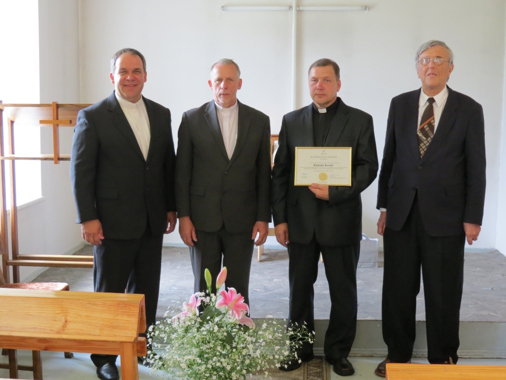 LABA VĒLĒJUMI jaunajam sludinātājam Rūdolfam Kroičam (otrais no labās) teic Edgars Godiņš (no kreisās), Pēteris Eisāns un Linards Kaptāns.                                                                             
Autors: no Pļaviņu baptistu draudzes