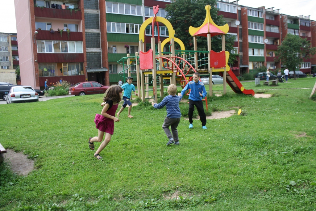 Jāpārceļ! Aptaujātie bērni uzskata, ka rotaļu laukums ir jāpārceļ uz zālienu starp Lāčplēša ielas 15., 17. un 19. māju, jo mašīnu dēļ te nav droši. Pēc notikušā nelaimes gadījuma viņi paši vairāk uzmanās, arī vecāki un vecvecāki biežāk atgādina, ka uz ielas jābūt modriem. 

Autors: Guna Mikasenoka