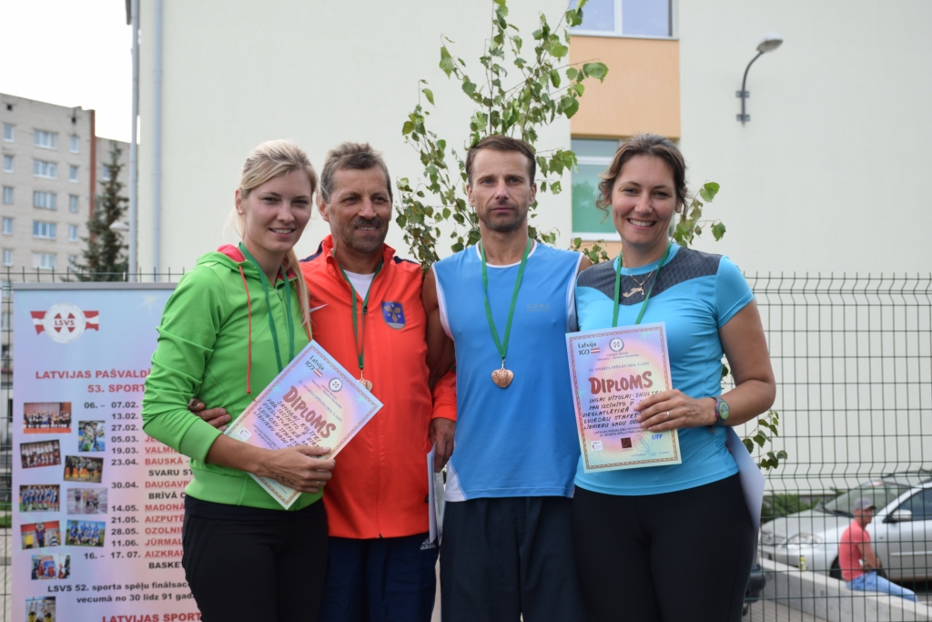 Trešā vieta! No kreisās — Sandra Eglīte, Jānis Gusevs, Ainārs Kvedaravičs un Inga Vītola—Skulte.