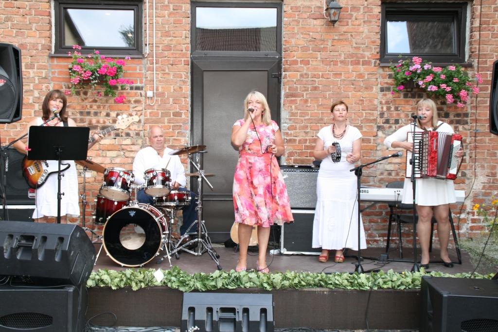 SUNĀKSTES VOKĀLI INSTRUMETĀLAIS ANSAMBLIS muzicē Jaunjelgavas pilsētas svētkos. 

Autors: Edvīns Boķis