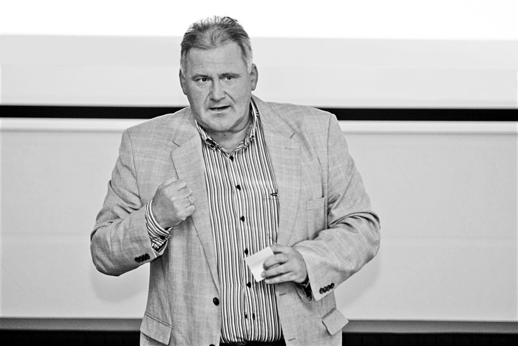 “Pēc pašreizējiem aprēķiniem, dzīvokļu īpašniekiem maksājums par mājas pārvaldīšanas pakalpojumiem sadārdzināsies par aptuveni 10—12 procentiem, nevis par 21 procentu, kā nereti publiskajā telpā prognozēts. Šie grozījumi likumā un jaunā kārtība, protams, var nepatikt dzīvokļu īpašniekiem, jo īpaši pensionāriem un maznodrošinātā statusa personām,” uzsver Juris Vidžis.                                      
Autors: no laikraksta “Zemgales Ziņas”