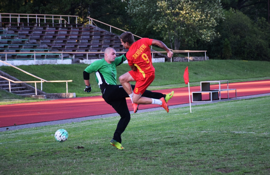 Hops, un garām! Skrīverietis Mārtiņš Dāvidnieks pieturējās pie sev raksturīgā spēles stila — akrobātiskiem un sarežģītiem sitieniem. Mačā pret vienību “Pļaviņas DM” tas atmaksājās divreiz.