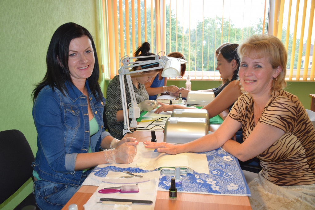 TOPOŠĀ NAGU KOPŠANAS SPECIĀLISTE Inga Dundure (no kreisās) manikīru veic Allai Makarovai.  	

Autors: Guna Mikasenoka