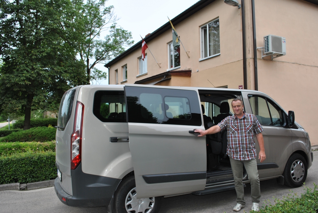 JAUNS. Pļaviņu novada domes šoferis Juris Kupčs ir gandarīts, ka pasažieriem braucieni turpmāk būs daudz komfortablāki. Turklāt ikviens autovadītājs priecājas par iespēju braukt ar jaunu auto. 

Autors: Sandra Pumpure