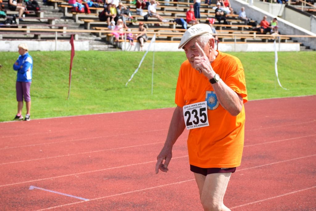 DRĪZ FINIŠS. “Vēl jānosoļo viens aplis!” rāda Harijs Jaunzems.