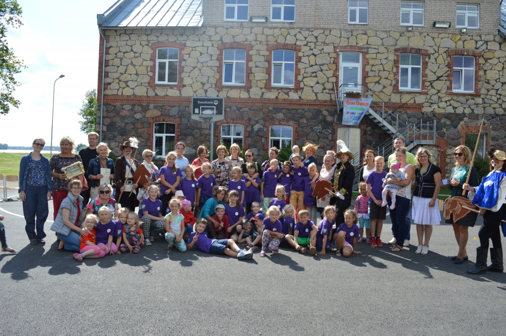 JAUTRI UN RADOŠI bērni pavadīja nometnes laiku. 