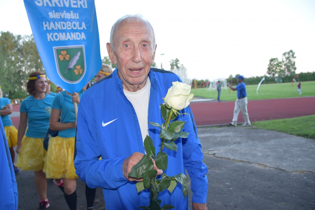 PRIECĪGAS TIKŠANĀS. Daudzi Maigoni Pūliņu sveicināja un sacīja: “Jūs bijāt mans treneris!” “Arī Aizkraukles pusē ir daudzi mani bijušie audzēkņi,” viņš saka. 
Autors: Guna Mikasenoka