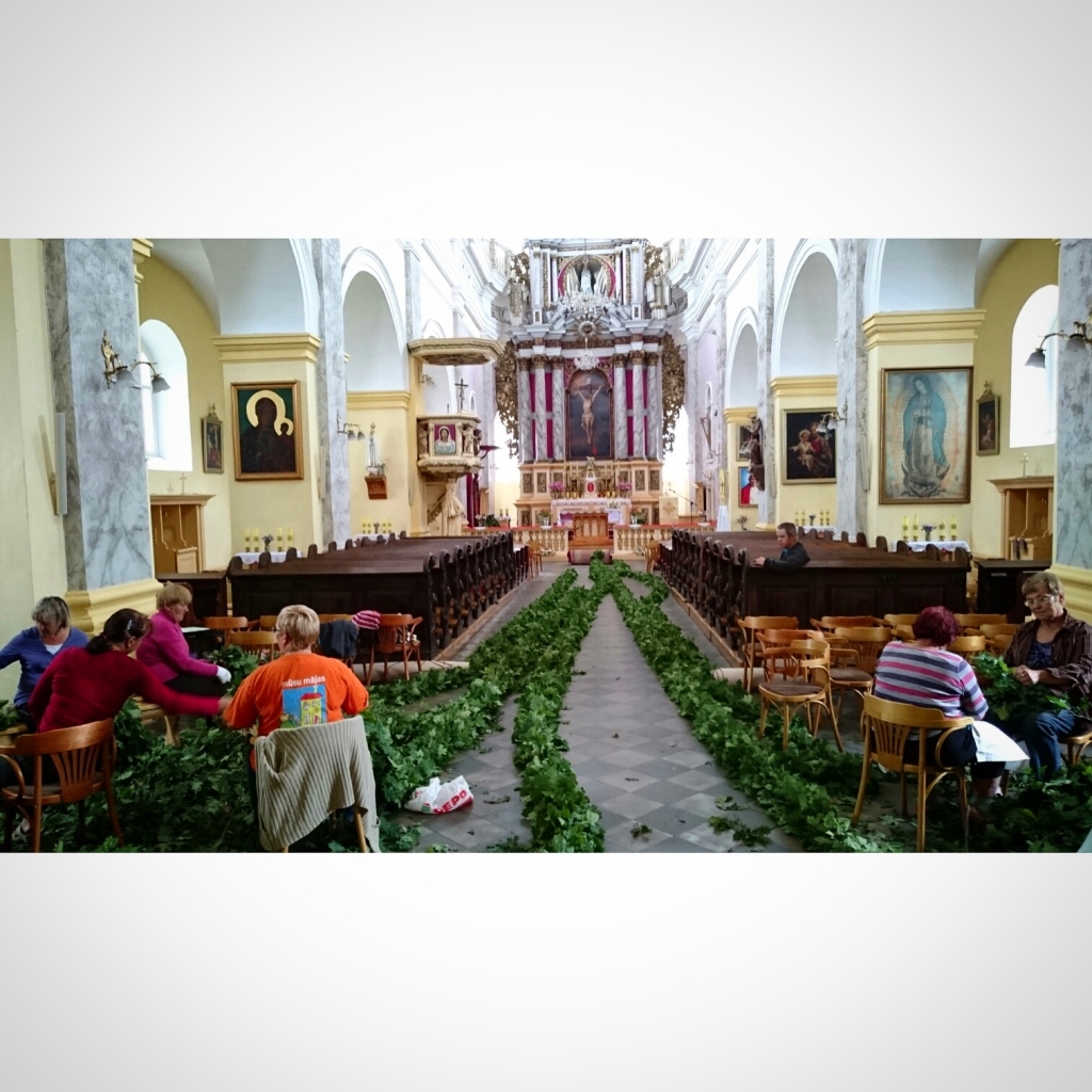 Gatavojas svinībām. Skaistkalnes baznīca Kanepenes svētkiem tiek īpaši uzposta.  Attēlā — svētku rotas gatavošana pērnā gada svinībām. 

Autors: Žanna Žaka