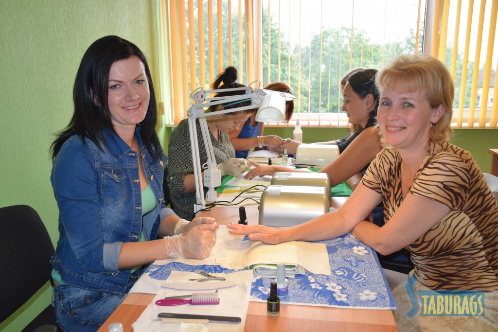 TOPOŠĀ NAGU KOPŠANAS SPECIĀLISTE Inga Dundure (no kreisās) manikīru veic Allai Makarovai.  	

Autors: Guna Mikasenoka