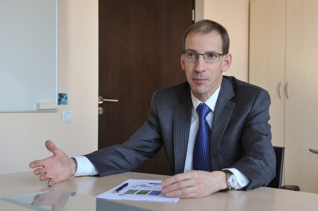 Rolands Lūsveris, AS “Sadales tīkls” valdes loceklis, akcentē: “Gada laikā (no šī gada 1. augusta līdz 2017. gada 31. jūlijam) ikvienai mājsaimniecībai, kura būs mainījusi sava pieslēguma parametrus uz zemākiem, taču konstatēs, ka samazinātā jauda tomēr neļauj vienlaikus darbināt ikdienā lietojamās elektroierīces, jo bieži sāk atslēgties ievadaizsardzības automāts, nodrošinās iespēju vienu reizi bez maksas atgriezties iepriekšējās jaudas robežās.”                           
Autors: Aivars Liepiņš (“Dienas Mediji”) 