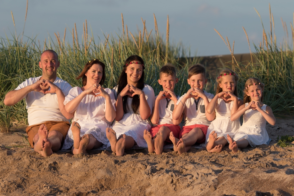 KALNOZOLU ĢIMENE nesenajā fotosesijā pie jūras. “Šajās bildēs idejas ir mans darbs, bet fotografēja Patrīcijas draugs, un līdz ar to arī es esmu ģimenes bildē,” paskaidro Inese.                                            
Autors: no Ineses albuma
