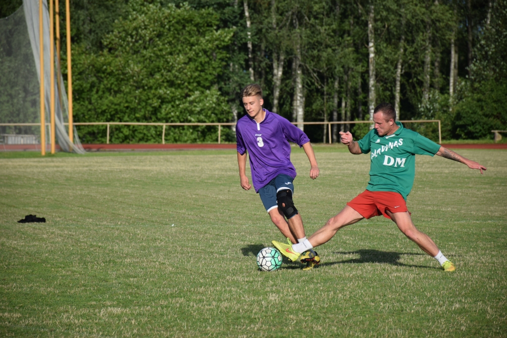 Prasmīgi “noceļ” bumbu pretiniekam. Vienības “Pļaviņas DM” spēlētāji aktīvi darbojās uzbrukumu pozīcijās,  trīs reizes izvirzoties vadībā.
Autors: Viesturs Kaktiņš