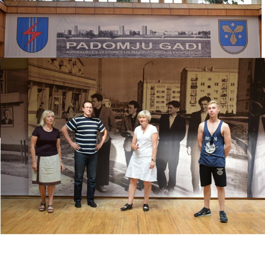 Ekspozīcijas vestibilā — “Stučkā” — Aizkraukles vēstures un mākslas muzeja direktore Dzintra Cepure (no kreisās), Rīgas Motormuzeja direktora vietnieks Agris Šmits, Aizkraukles vēstures un mākslas muzeja pedagoģe Valda Paškova un aizkrauklietis Arvis Maiželis, kurš šovasar jūlijā strādā muzejā. 

Autors: Līga Patmalniece