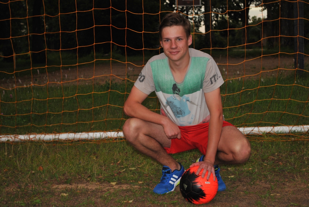 SAPNI PAR FUTBOLU Aivis Laiviņš nav atmetis un vēl cer to uzspēlēt arī profesionālā līmenī. Kas zina, varbūt šādu iespēju pavērs studijas augstskolā. 
Autors: Elita Brovacka