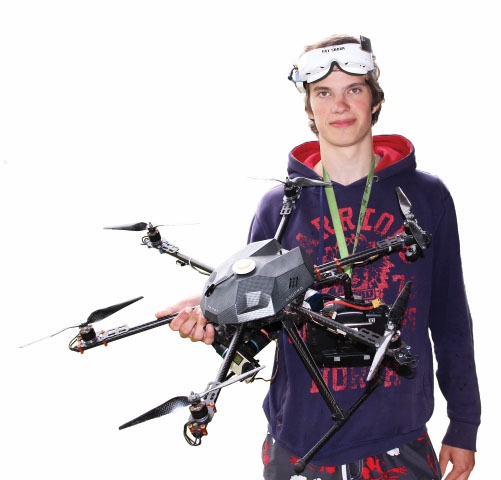 “Dronus tagad vieglāk iegādāties — vienkārši var ieiet veikalā, nopirkt, celt gaisā un lidot. Bet tas ir ļoti bīstami, jo cilvēki neapzinās, cik šie lidaparāti ir bīstami. Tehnika nekad nav paredzama, īpaši, ja viņa lido gaisā,” skaidro Oskars Raudiņš, kurš pats konstruē dronus un māca to darīt jaunajiem censoņiem.  
Autors: Agita Bērziņa