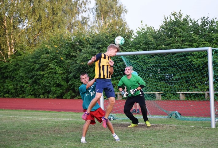 Jauns un talantīgs. Vienības “Poila” spēlētājs Agnis Puriņš (lēcienā) čempionāta pēdējā spēlē iesita trīs vārtus un kļuva par turnīra rezultatīvāko spēlētāju ar septiņiem vārtu guvumiem.
Autors: Viesturs Kaktiņš
