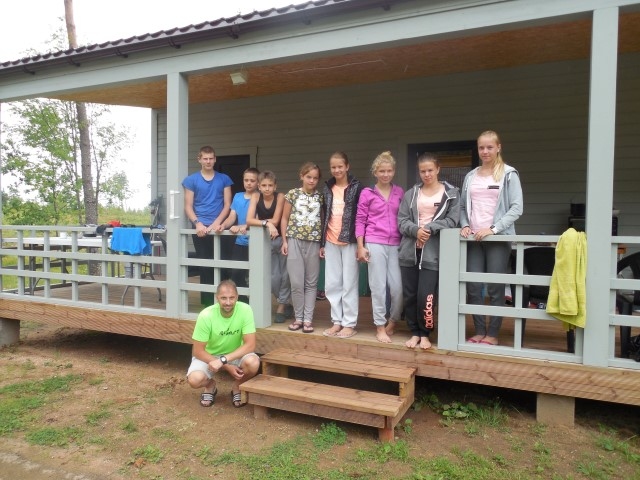 APSTĀKĻI TEICAMI. Jaunajiem igauņu sportistiem patīk trenēties un dažas dienas padzīvot meža ielokā. 
Autors: Sandra Pumpure