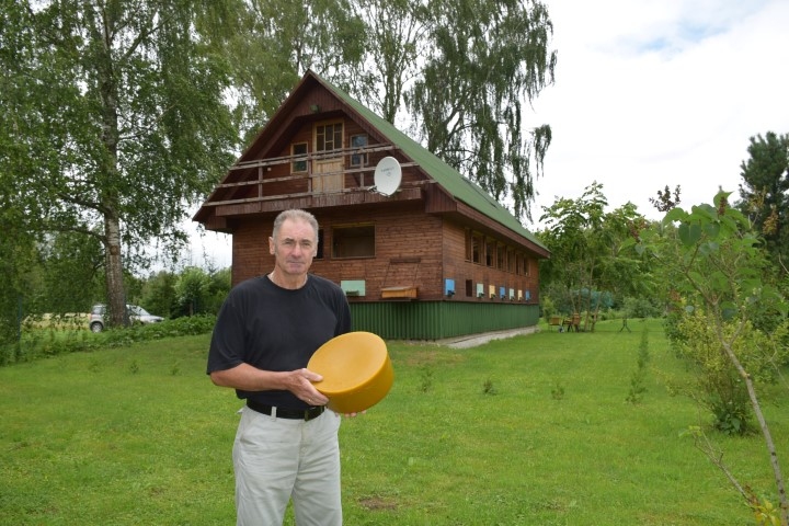 Arvīds Vītols ar vēl siltu vaska rituli rokā. Daļa no bišu saimēm mīt šajā  “daudzdzīvokļu” mājā.
Autors: Imants Kaziļuns