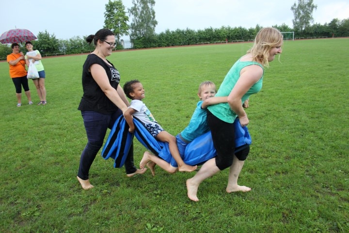 Mazākie līdz finišam aizjāj. Ģimeņu stafešu skrējienā tehniku katrs izvēlējās pats, par spīti lietum, sacensības izvērtās par dienas jautrāko daļu.
Autors: Viesturs Kaktiņš