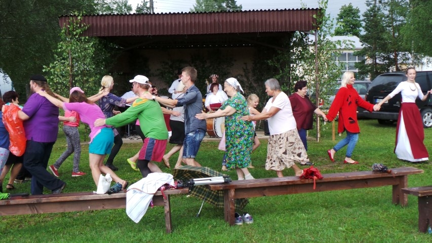 KĀ BALLĪTĒ. “Aizezeres muzikanti” sportistus un skatītājus iesaista kopīgos dančos.
Autors: Rudīte Nāzare