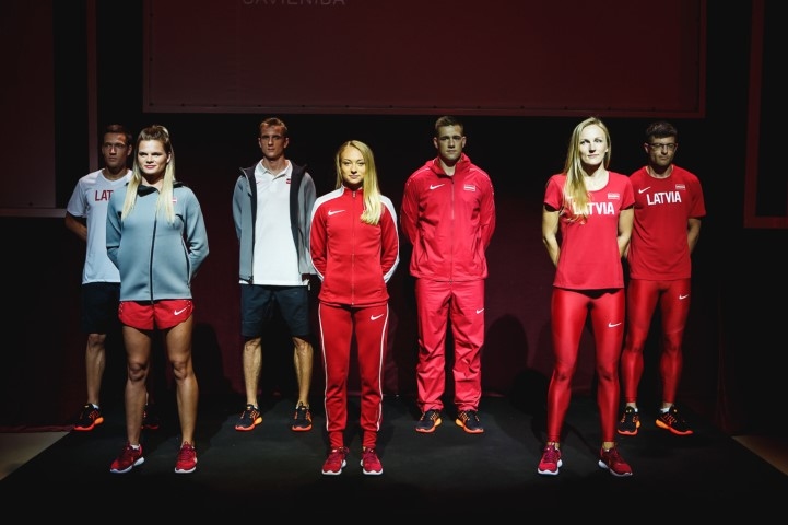 Jauno tērpu prezentācijā. Koknesietis Jānis Višķers (pirmais no kreisās otrajā rindā) un jaunjelgaviete Madara Onužāne-Saliņa (pirmā no kreisās) iemēģināja unikālos “Nike” sporta tērpus, kuros startēs visās liela mēroga sacensībās.
Autors: Billijs Locs