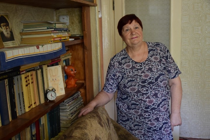 Arī uzdancos. “Sestdien atnāks  bērni, mazbērni, arī draudzenes, ap divdesmit viesu būs. Gaļas ēdienus un torti pasūtīju, lai mājās nav “jātrako”, par pārējo bērni parūpēsies. Pie galda satilpsim, un ir pat maza vietiņa, kur uzdancot,” smaida jubilāre. 
Autors: Līga Patmalniece