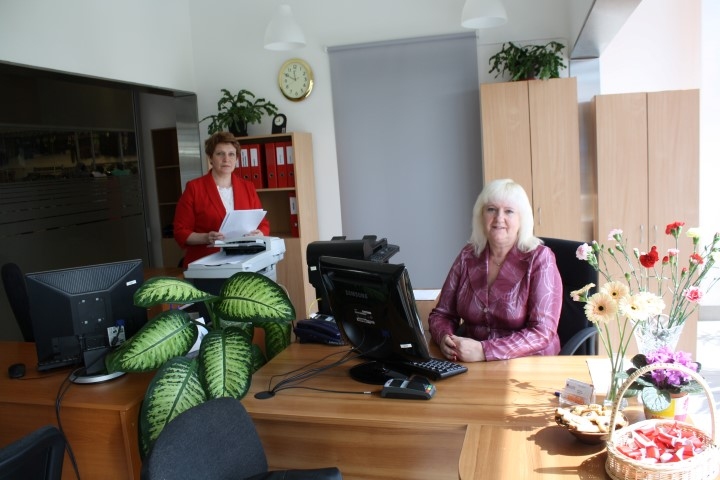 TUVĀK KLIENTIEM. Nodaļas vadītāja Sarmīte Sarceviča (no labās) un speciāliste Marika Blathena ir gandarītas par jaunām iespējām. 
Autors: Sandra Pumpure