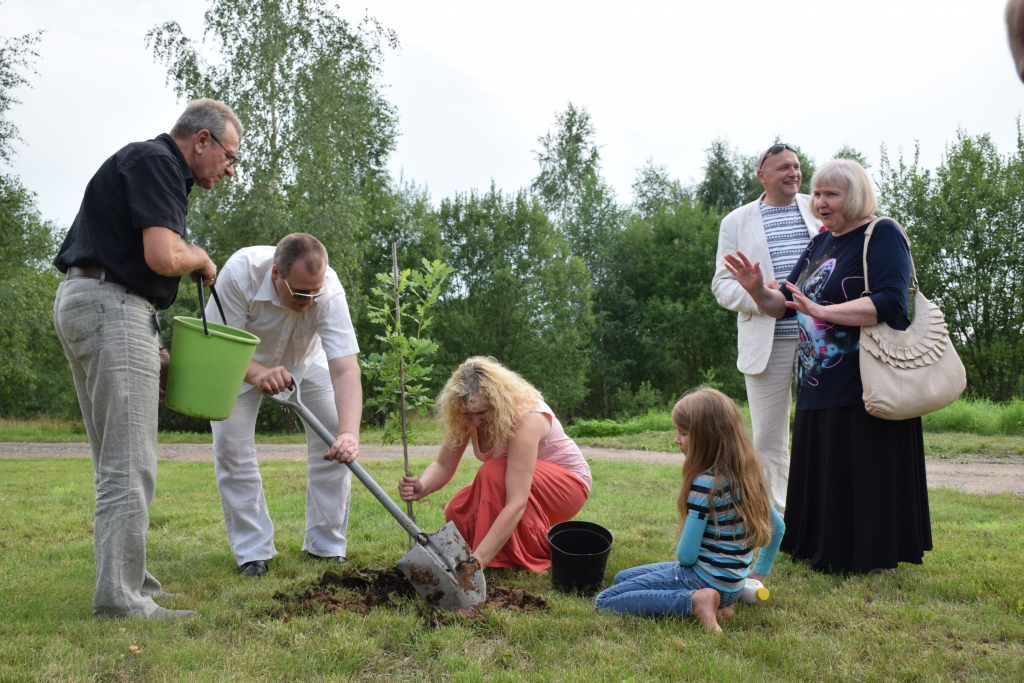 Ozols dzimtas varenībai. Barba Amtmane-Lielbārde (trešā no kreisās) kopā ar radiem un Nacionālā teātra aktieriem muzeja dārzā iestāda ozolu.
Autors: Imants Kaziļuns