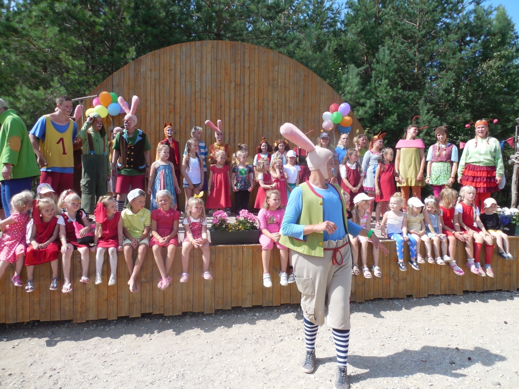 SVINAM KOPĀ. Lotes zemes tēli aicināja apmeklētājus pievienoties dziesmai.
Autors: Sandra Pumpure