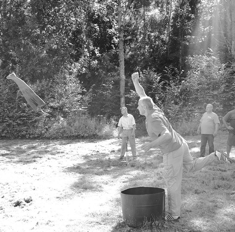 MEDNIEKU SPORTA SVĒTKOS spēkus var izmēģināt gan nopietnos, gan nenopietnos sporta veidos, arī zābaku mešanā.              



Autors: no “Staburaga” arhīva