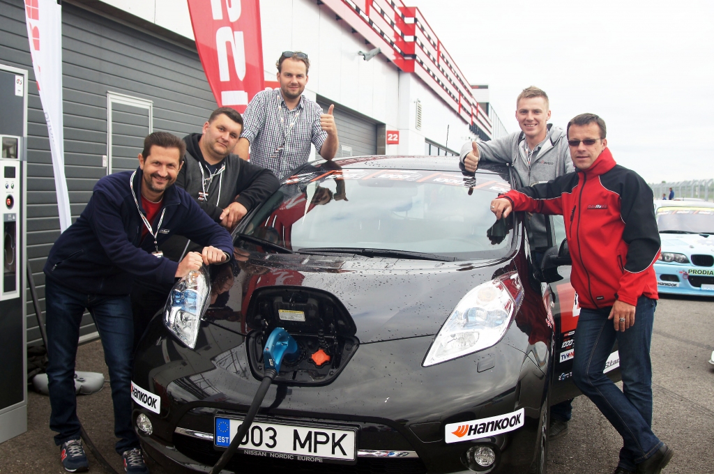 Nissan Leaf un Latvijas komanda: Guntars Pulss (no kreisās), Viesturs Saukāns, Oskars Kaņeps-Kalniņš, Aigars Tīdmanis un Ainārs Zariņš.