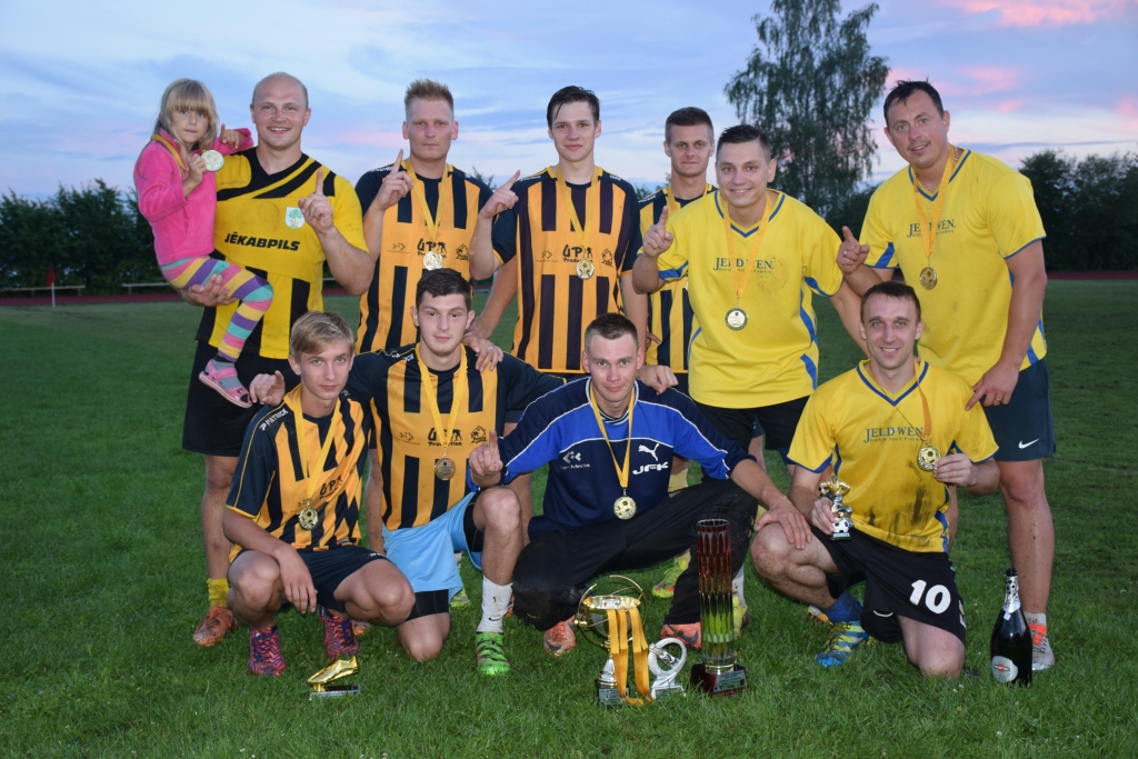 Dubultuzvaras prieks. Vienība “Poila” izcīnīja pārliecinošu uzvaru regulārajā čempionātā un palika nepārspēta arī spēlēs par uzņēmuma “Vairogi AB” kausu. 
Autors: Viesturs Kaktiņš