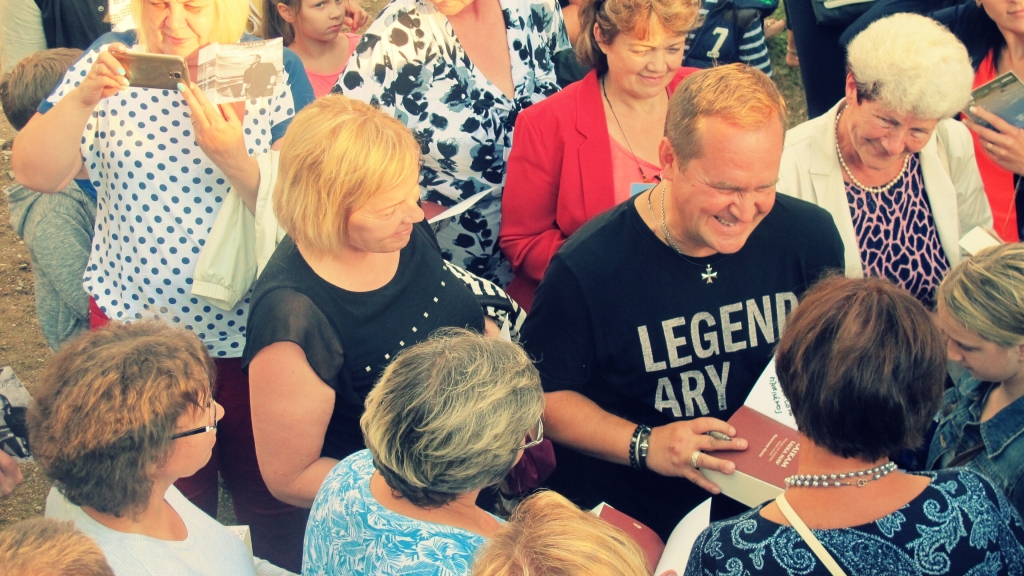 Pēc koncerta Mārsēnos Guntars Račs tikās ar faniem un sniedza autogrāfus. 	


Autors: no grupas “bet bet”