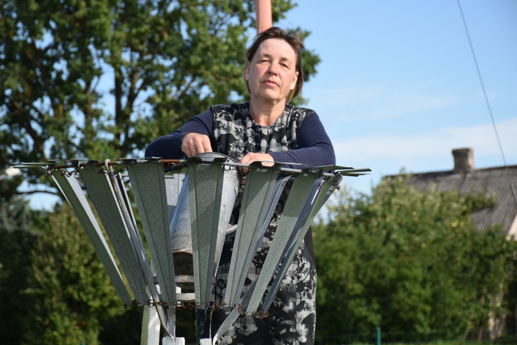 NOKRIŠŅU DAUDZUMU Skrīveru meteoroloģiskajā stacijā četrreiz diennaktī  mēra darbinieks. Nokrišņu spaini pārbauda vadītāja Valda Andersone. 
Autors: Elita Brovacka