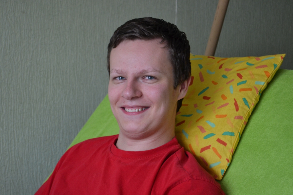 “Nākotnē raugos reālistiski,” saka Elvijs. “Tā īsti nekā netrūkst. Ja nu vienīgi gribētos biežāk iziet ārā. Un pārējais — tikai tas, ko vispār nevaru izdarīt.”

Autors: Līga Patmalniece