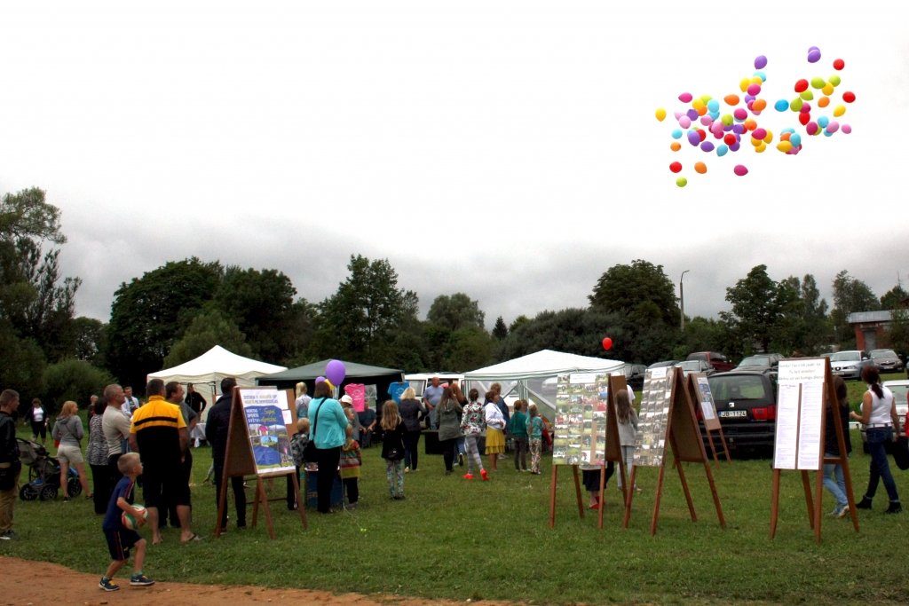 Neretas sporta svētku dalībniekus iepriecināja krāsainu balonu salūts. Savukārt fotogrāfijās varēja apskatīt iepriekšējo gadu sacensības.                                                                                         
Autors: Imants Silavs
