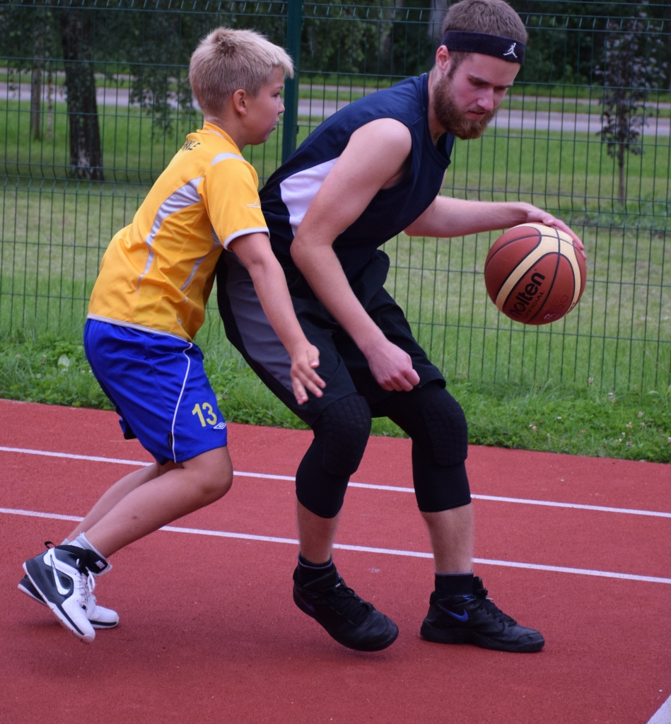 Jaunība pret pieredzi. Gados jaunākās komandas “Eskimosi” spēlētājs Toms Škutāns (no kreisās) neatlaidīgi sedza uzvarētājvienības “Ball is life” spēlētāju Dāvi Puķīti.
Autors: Viesturs Kaktiņš