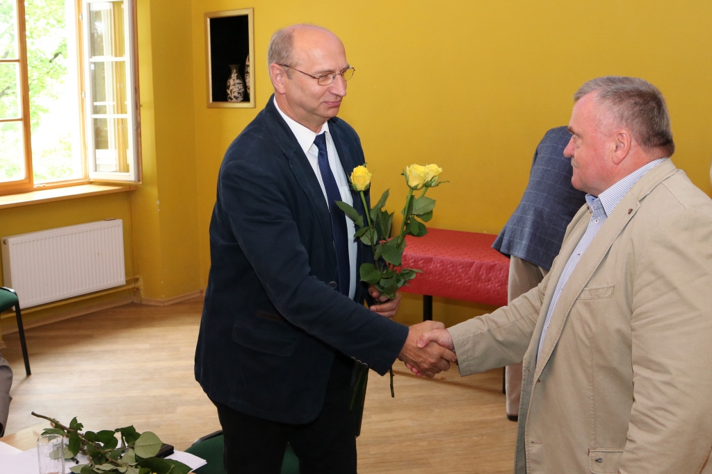 Leons Līdums (no kreisās) ievēlēts par Zemgales Plānošanas reģiona Attīstības padomes priekšsēdētāju. Viņu sveic ZPR izpilddirektors Valdis Veips.