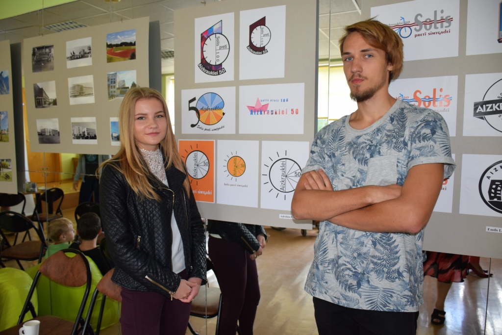 LOGO AIZIET PASAULĒ. “Idejas radās viena pēc otras,” par Aizkraukles 50. gadadienai veltītā logo veidošanu teic Adriāna Čipāne un Emīls Liedskalniņš. 800 uzlīmju eksemplāros izmantoti trīs Adriānas un viens Emīla datorā zīmētais logo. 
Autors: Guna Mikasenoka