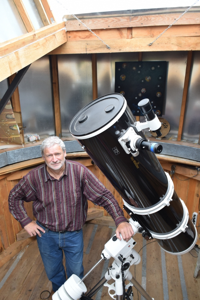 Observatorijā. “Astronomija ir veids, kā pētīt Visumu un sevi pašu,” saka mākslinieks Aldis Dobenbergs.
Autors: Līga Patmalniece