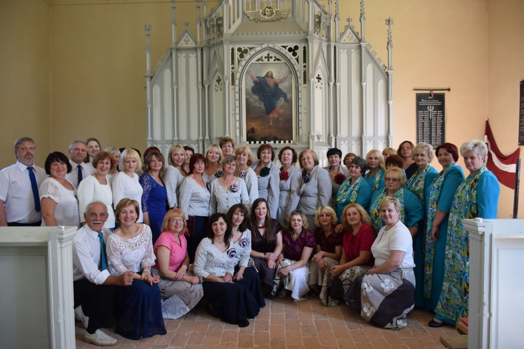 BALTAJĀ BAZNĪCĀ dziedāja ansambļi no Sunākstes, Staburaga, Salas, Skaistkalnes un Valles. 
Autors: Elita Brovacka